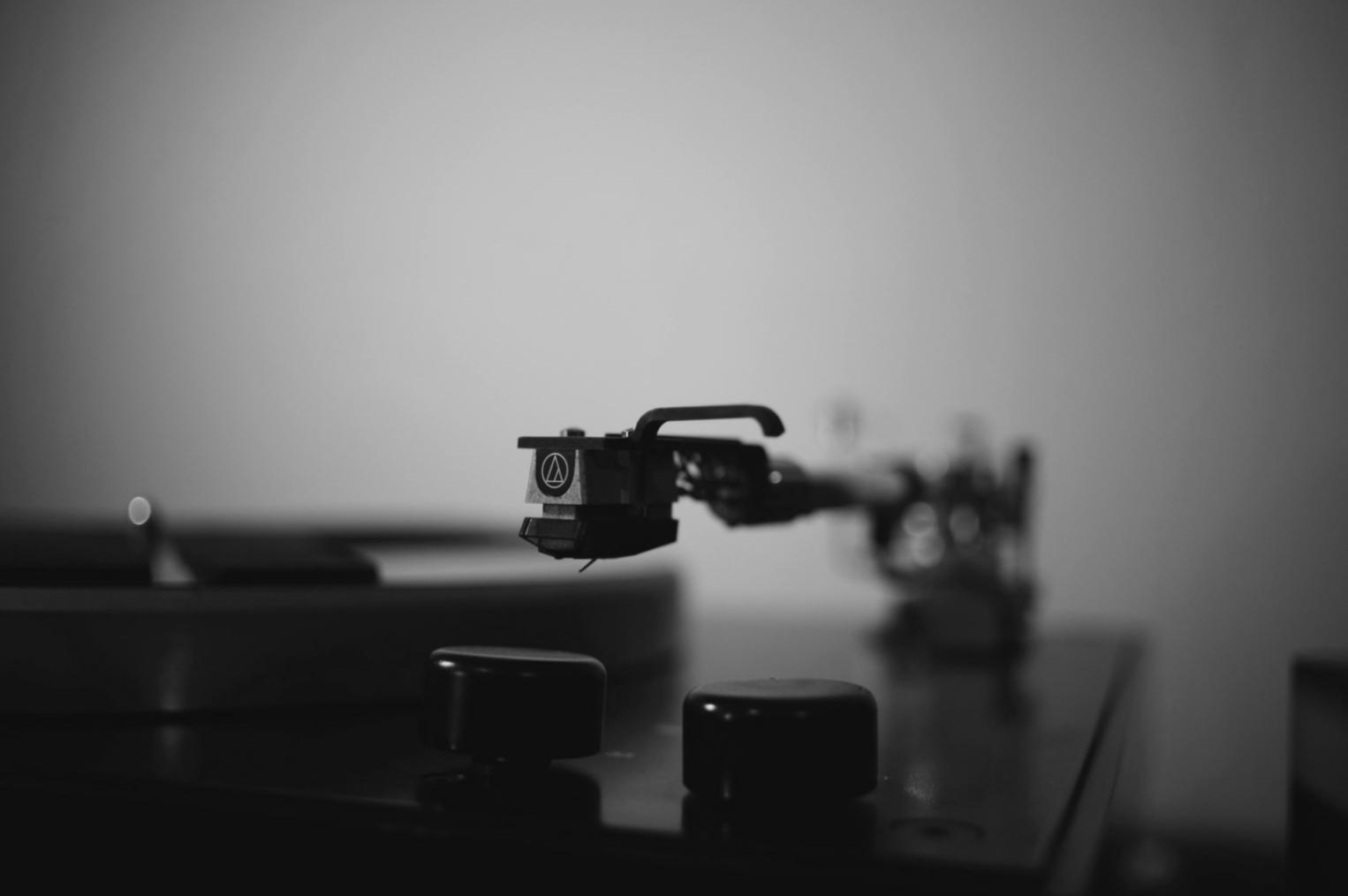 Музыканты готовятся к выступлению на сцене